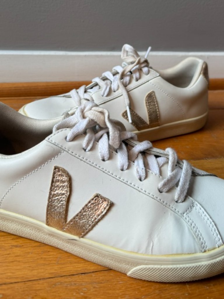 Authentic Veja Leather Sneakers In Excellent Used Condition (Euc). — image 2 of 7